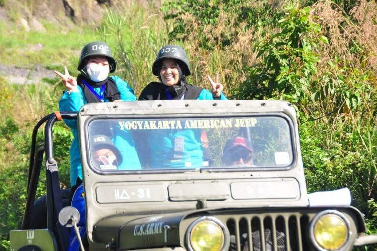 Study tour Jogja ke Merapi Lava Tour Yogayakarta menggunakan Jeep Offroad.